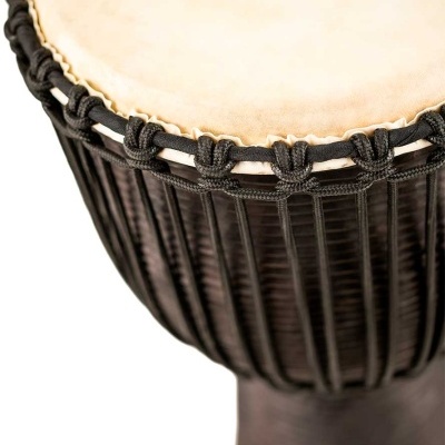 Tambor djembe em madeira escura com pele natural e cordas pretas.
