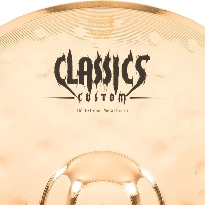 Prato de bateria metálico dourado com texto Classics Custom.
