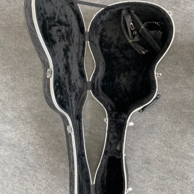 Estojo rígido preto para guitarra aberto com interior acolchoado