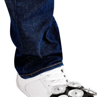 Calçado branco com acessórios de pratos metálicos prateados para os pés sobre fundo branco