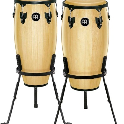 Conjunto de dois tambores conga em madeira clara com ferragens pretas e suporte