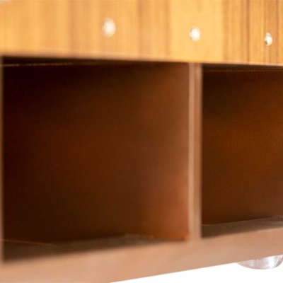 Móvel em madeira castanha com duas prateleiras abertas e gavetas acima