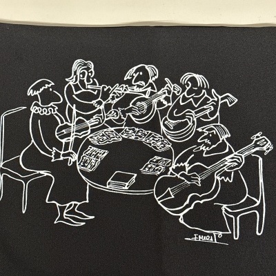 Desenho de cinco mulheres tocando violão sentadas à mesa em tecido preto