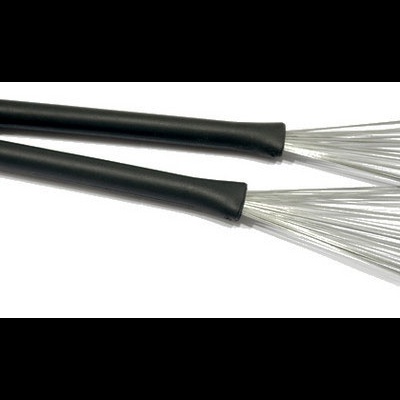 Dois batedores de cocktail com cabos pretos e fios metálicos