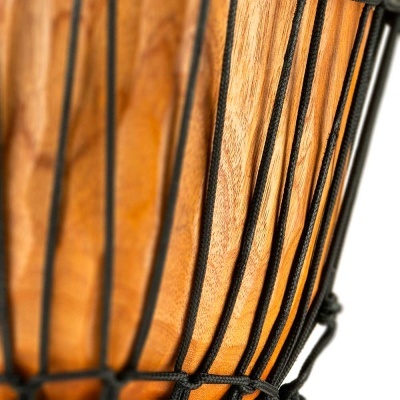 Close-up tambor djembe madeira castanha com cordas pretas