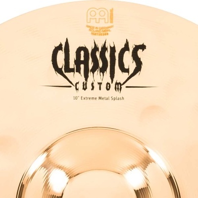 Prato de bateria dourado com texto preto CLASSICS CUSTOM e logo MEINL