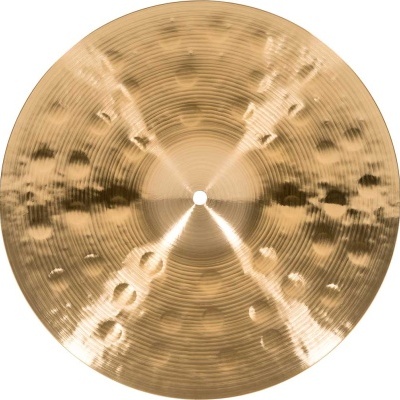 Prato de bateria metálico dourado com textura circular e marcas irregulares.