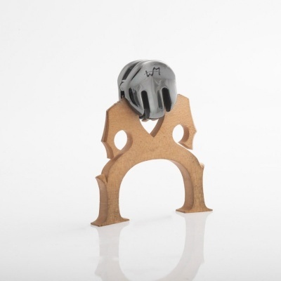 Suporte para violino em madeira clara com mandíbula cinza metálica