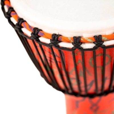 Tambor djembe vermelho e branco com padrões e cordas pretas e laranja