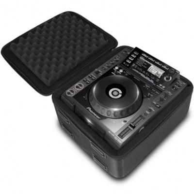 Leitor DJ Pioneer numa mala acolchoada preta aberta