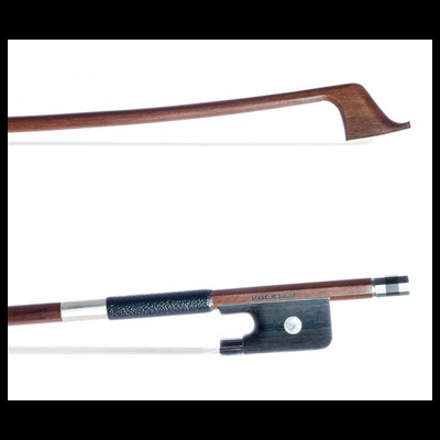 Arco para violino em madeira castanha com revestimento em couro preto e inscrição 'MARLOS BLUM'.