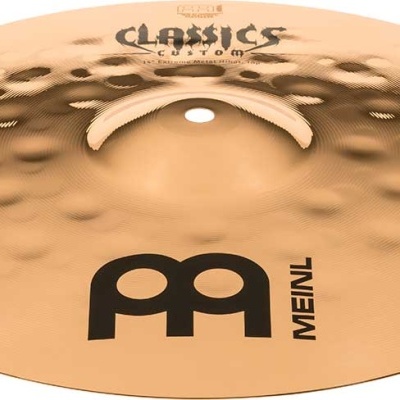 Prato de bateria dourado com logos MEINL e CLASSICS CUSTOM