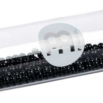 Recipiente cilíndrico transparente com esferas pretas e logotipo branco com letras 'mb'