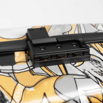 Fecho preto de plástico em guarda-chuva com estampa amarela, cinza, preta e branca