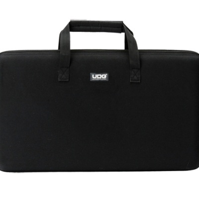 Mala rígida preta com alça e etiqueta UDG