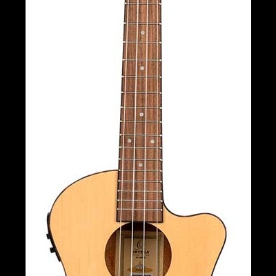 Ukulele em madeira clara com desenho floral castanho e etiqueta no orifício central