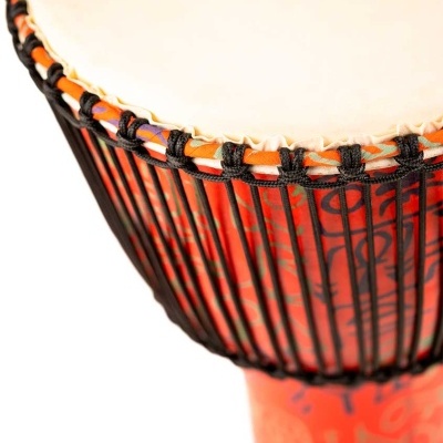 Tambor djembe com pele branca, cordas pretas e corpo vermelho com padrões azuis.