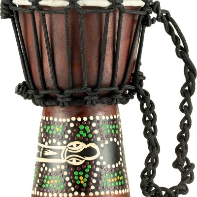 Tambor djembe em madeira decorada com pele natural e cordas pretas