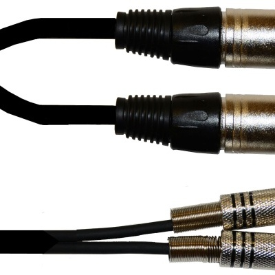 cabo com conectores XLR e RCA metálicos em fundo branco