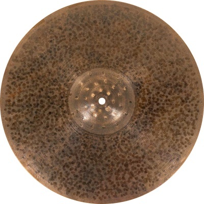 Prato de bateria metálico com padrão martelado castanho e preto, textura irregular