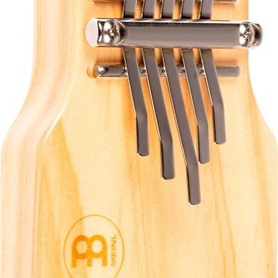 Instrumento musical pequeno de madeira com teclas metálicas prateadas e logótipo MEINL