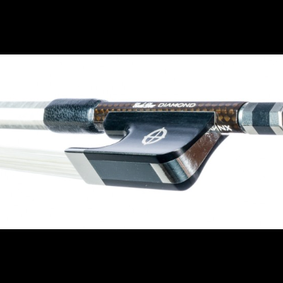 Arco de violino com detalhes em fibra de carbono e crina branca sobre fundo branco