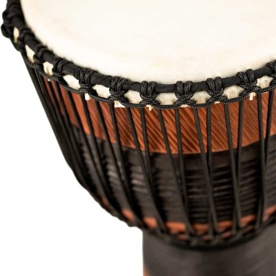 djembe de madeira com pele branca e cordas pretas, base listrada em castanho e preto