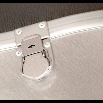 Fecho metálico prateado com orifício para chave numa mala ou caixa