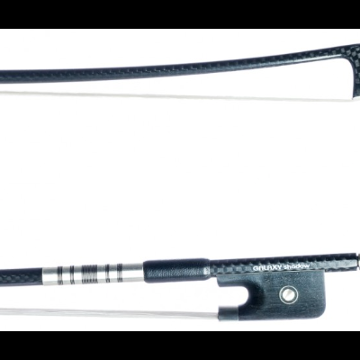 Arco de violino com madeira preta e fibra de carbono sobre fundo branco