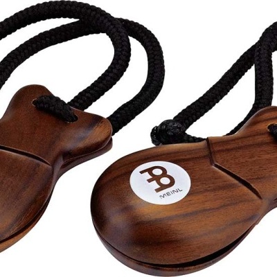 Par de castanholas marrons escuras com cordões pretos e etiquetas MEINL