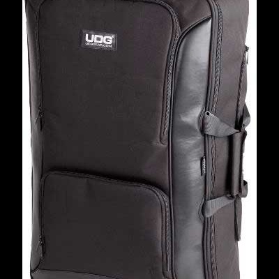 Mochila preta UDG com vários compartimentos e alças laterais