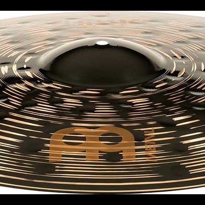 Prato de bateria Meinl HCS preto e dourado com padrão texturizado e logo.