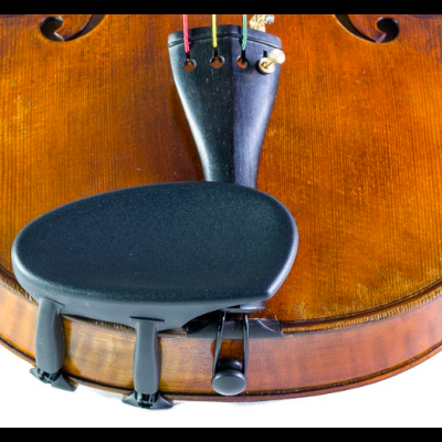 Parte inferior de violino de madeira castanha com descanso para queixo preto