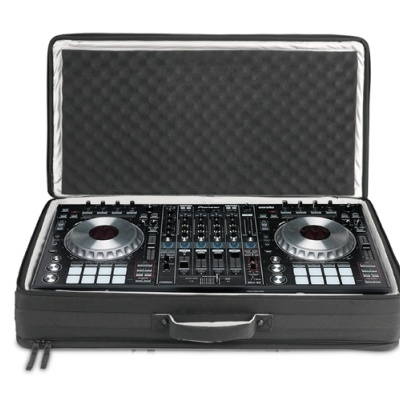 Controlador DJ numa mala rígida preta aberta