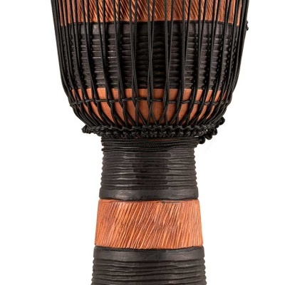 Djembé em madeira castanho e preto com cordas negras e pele branca