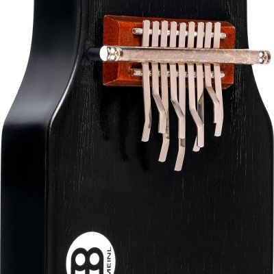 Kalimba preta de madeira com teclas metálicas e logótipo MEINL
