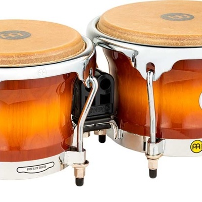 Conjunto de bongôs de madeira com peles claras e detalhes cromados em suporte preto