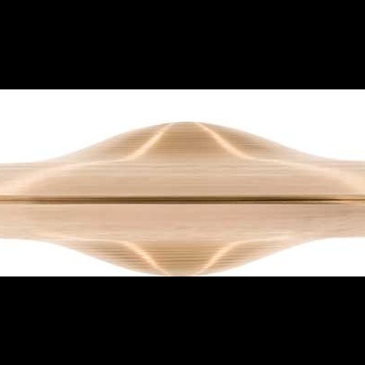 Objeto em forma de disco voador de madeira clara em fundo branco