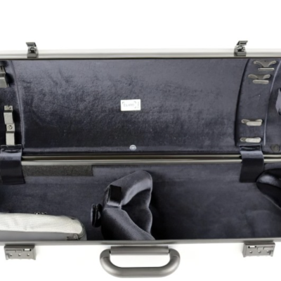 Estojo para violino aberto, interior preto com suporte para arco e bolsa para acessórios.