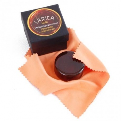 Produto cosmético LARICA Gold com embalagem preta e pano laranja