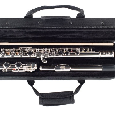 Estojos preto aberto com uma flauta transversal prateada desmontada e vareta de limpeza