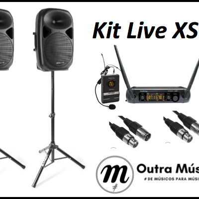 Kit de áudio com altifalantes, microfone sem fios, transmissor e receptor, texto Kit Live XS e logo Outra Música