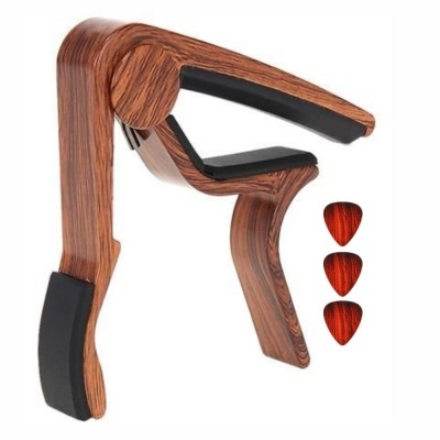 Capotraste para guitarra em madeira castanha com três palhetas vermelhas