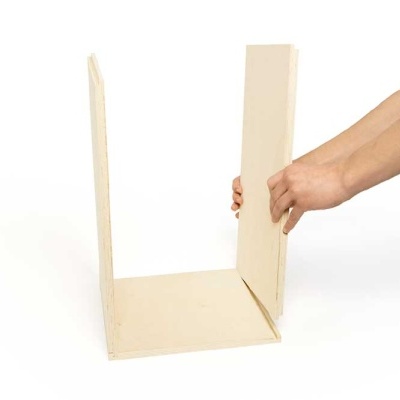 Estrutura de madeira clara com três painéis retangulares em montagem