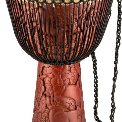 Tambor djembe em madeira castanha esculpida com pele clara e cordas pretas