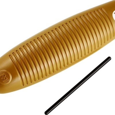 Instrumento musical castanho dourado com ranhuras e vara preta