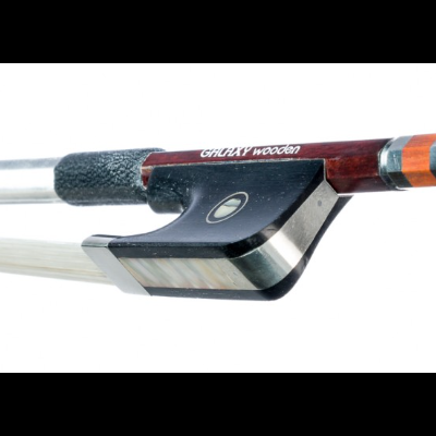 arco para instrumento de cordas em madeira escura com inscrição 'GREAT WOODS'