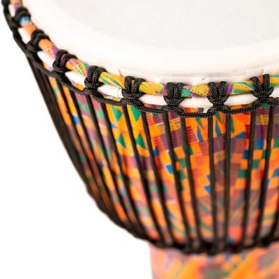 Tamborim colorido com pele branca e cordas pretas