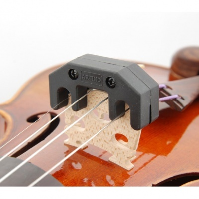 Violino castanho brilhante com cordas metálicas e suporte preto da marca ARINO