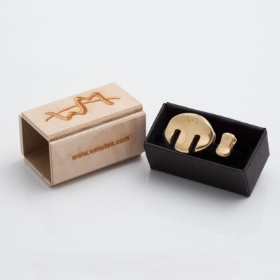 Estojos e apontador de lápis dourado com borracha